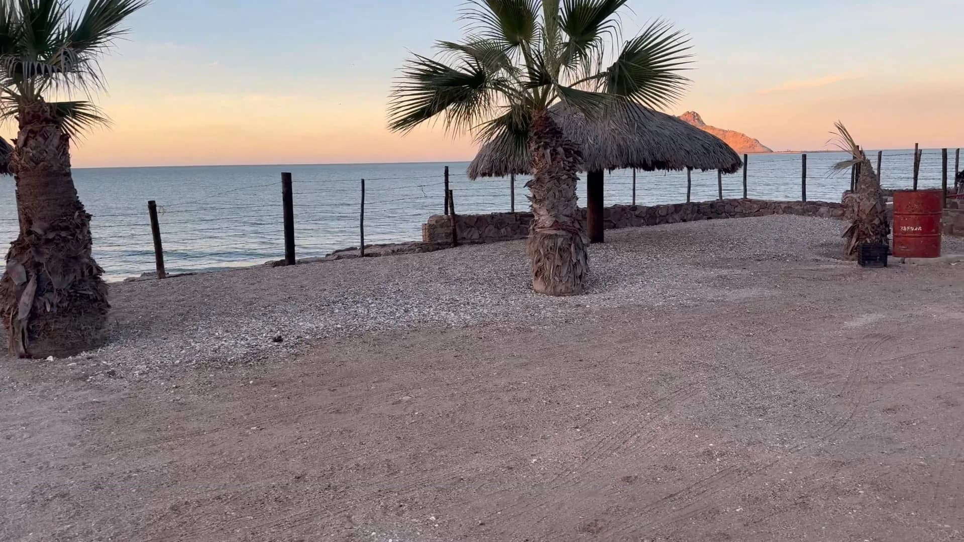 Sitio D - tienda frente al mar