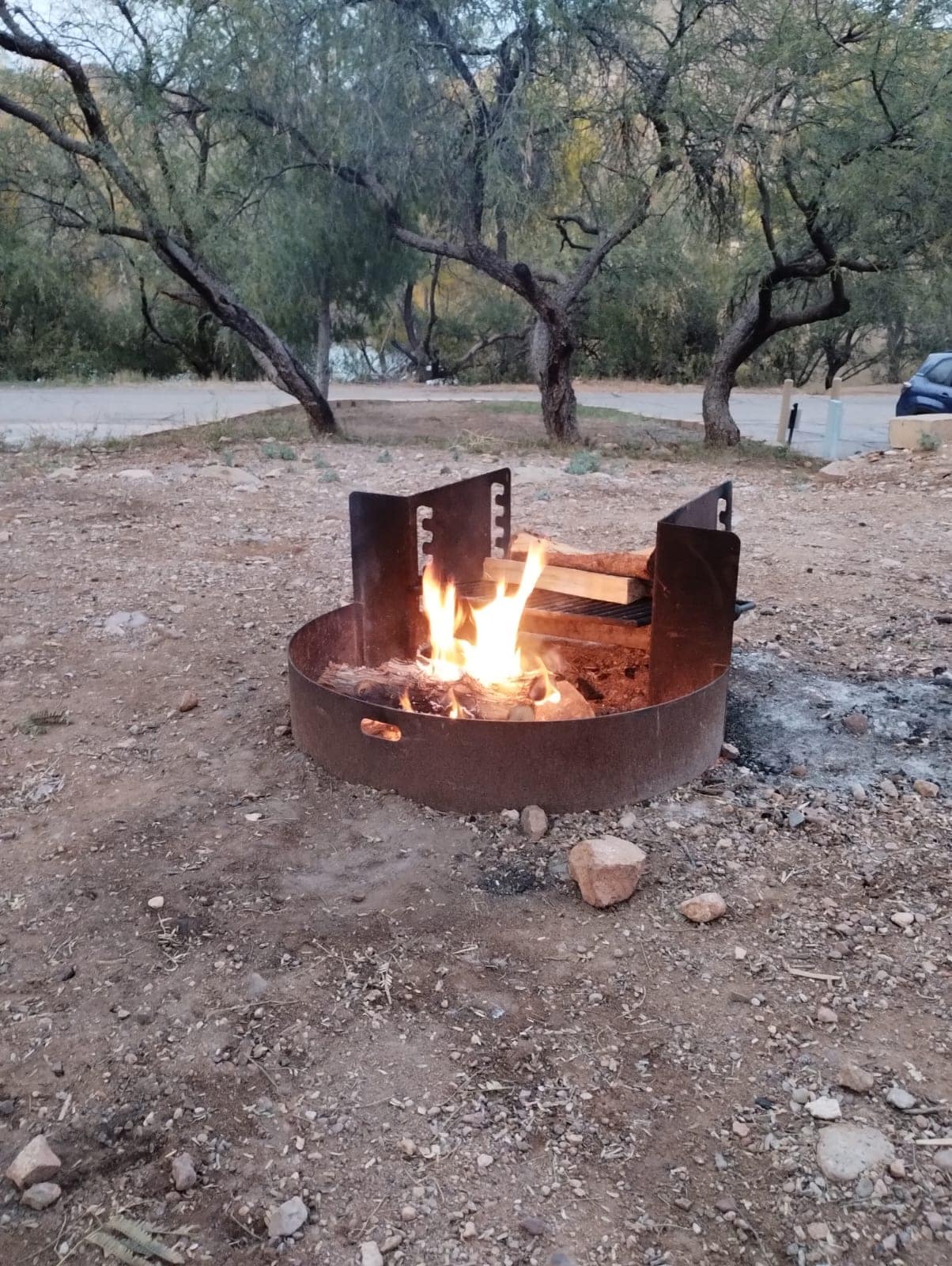 Sitio junto al río con sombra